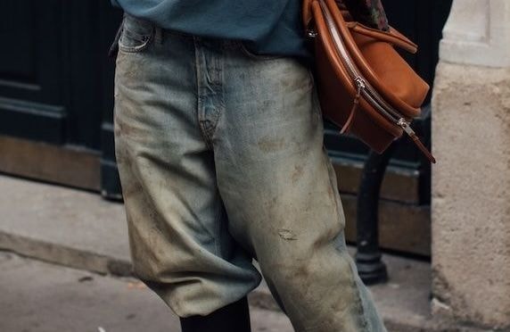 Vêtements jaunis par le temps, accessoires usés : et si l’imperfection devenait le nouveau luxe ?