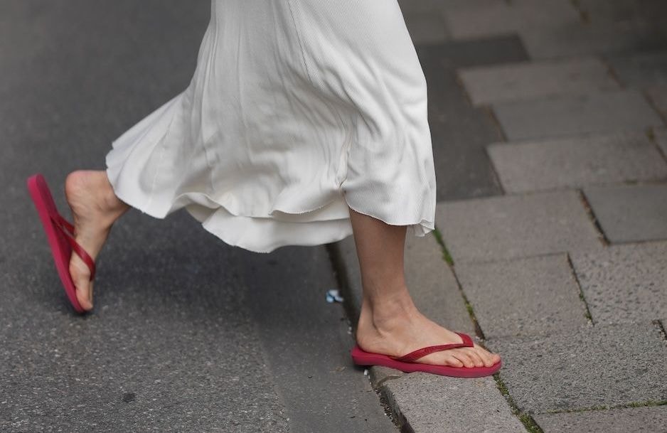 Cette saison, les Parisiennes ne jureront que par cette sandale simple et colorée