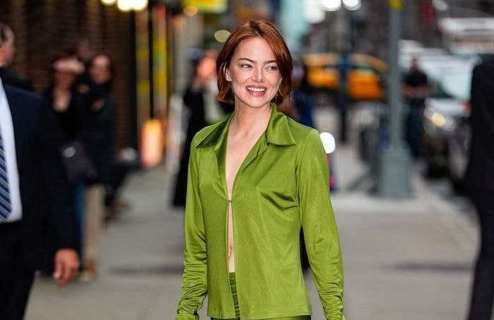 Dans un ensemble vert soyeux, Emma Stone fait revivre le look iconique de Gwyneth Paltrow des années 90