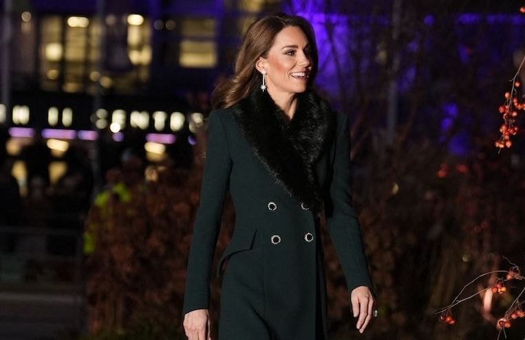 En robe-manteau vert sapin, Kate Middleton confirme la couleur tendance pour sublimer un look de fête