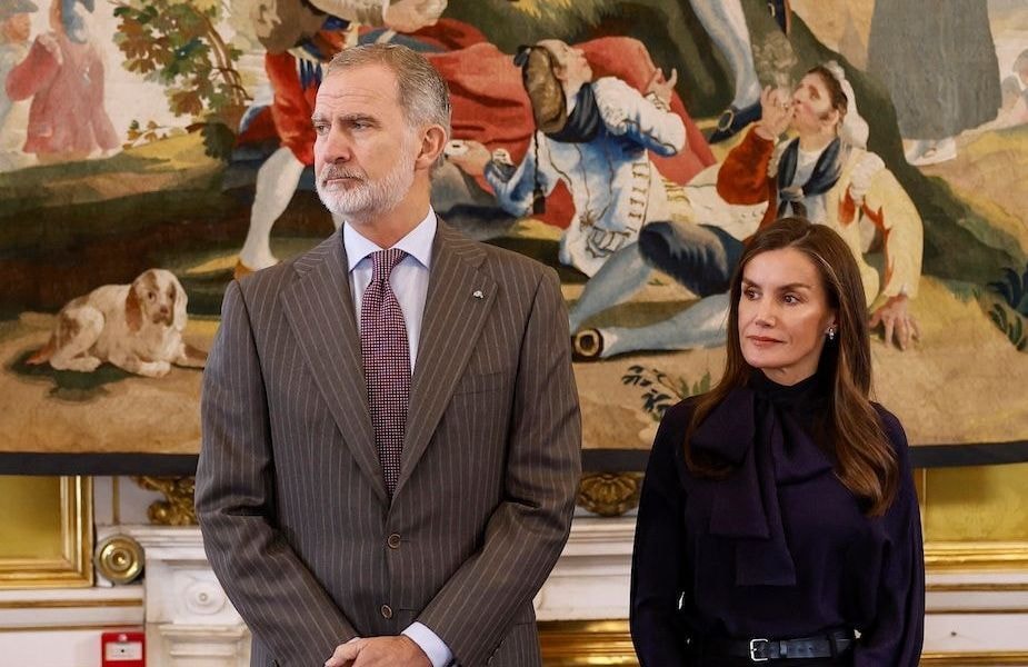 Blouse col lavallière, pantalon de costume et derbies : Letizia d’Espagne renoue avec ses classiques favoris de l’automne