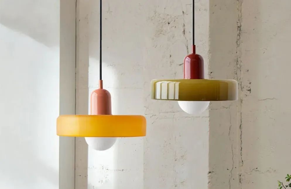Comment installer une lampe au plafond sans percer ?