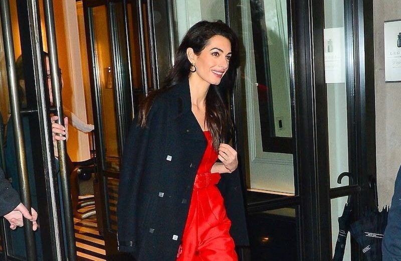 Doit-on se réconcilier avec la combinaison ? Amal Clooney mise sur cette pièce que l’on avait oubliée