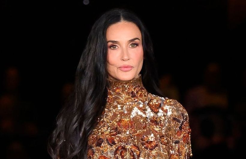 « En vieillissant, les femmes ne devraient pas avoir les cheveux longs » : Demi Moore revient sur cette pression ressentie à la ménopause