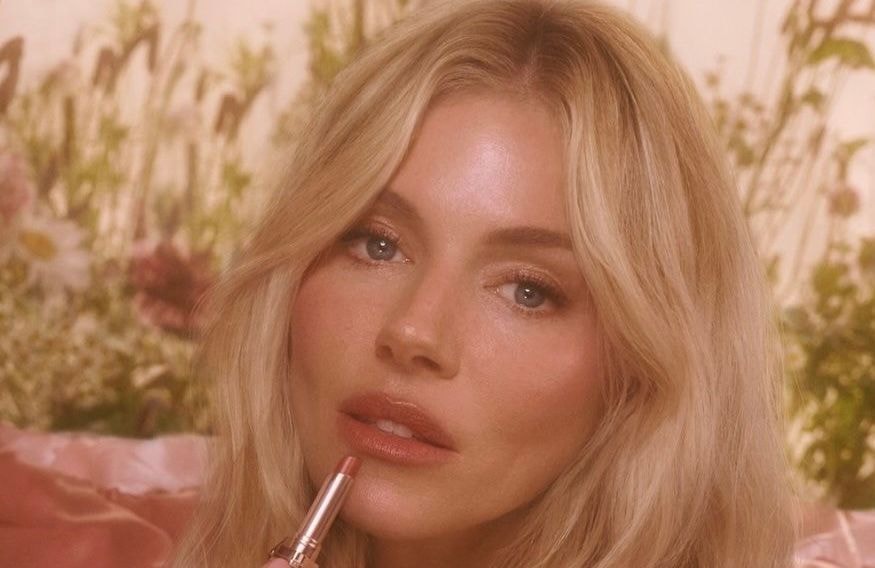 Best-of beauté : Sienna Miller, nouvelle muse Charlotte Tilbury, les pops-up beauté du moment