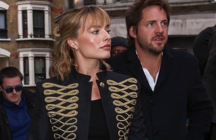 Margot Robbie change de style et adopte la veste officier, la tendance Indie Sleaze incontournable de 2026