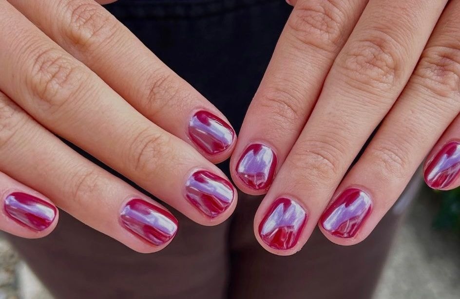 La manucure « framboise givrée » est celle que l’on va porter tout l’hiver