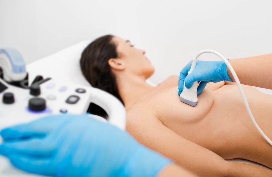 Cancer du sein : pourquoi il est important de passer une échographie en plus d’une mammographie