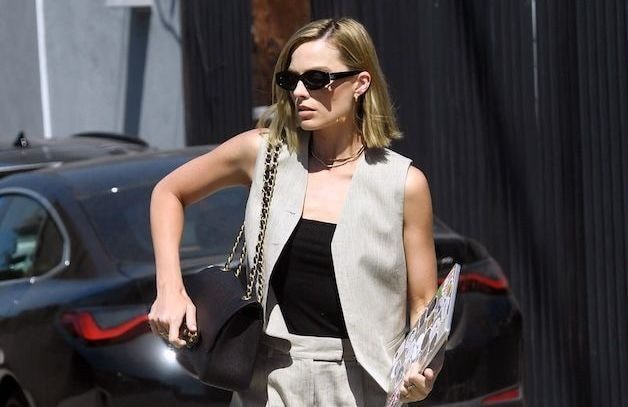 Margot Robbie fait du veston masculin l'atout chic du printemps