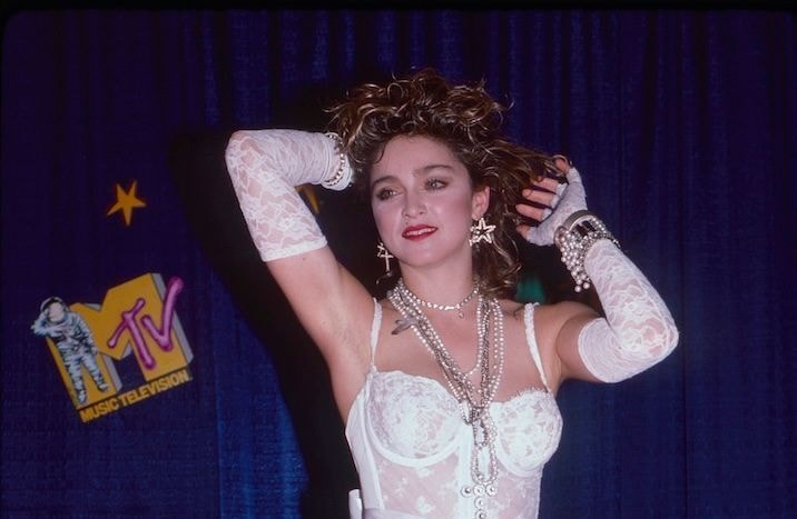 Madonna redonne vie à son look culte dans « Like a Virgin », quarante ans plus tard