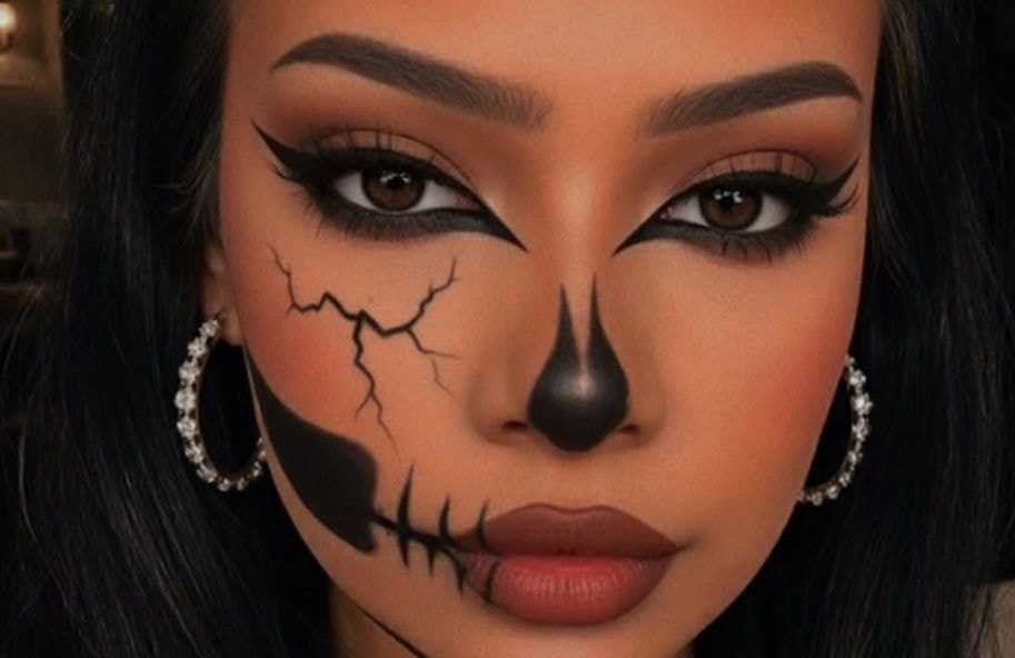 Un recourbe cils et une cuillère suffisent pour reproduire le maquillage de tête de mort le plus simple pour Halloween