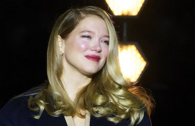 À Paris, Léa Seydoux succombe à son tour au manteau phare de la saison