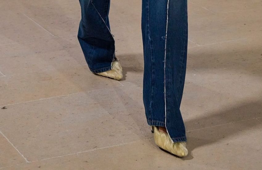 Ce détail repéré sur les podiums va transformer nos bas de pantalon ce printemps
