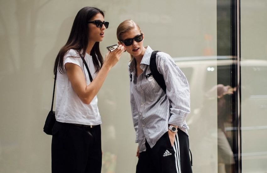 Jugé ringard mais pratique, ce petit sac tient sa revanche : il fait son grand retour à la rentrée