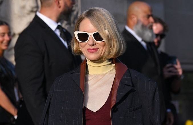 Un cardigan sublimé par une ceinture : la leçon de style de Naomi Watts