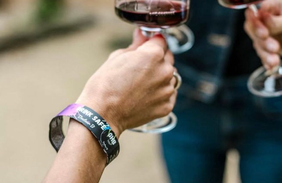 Que vaut le bracelet « I drink safe », conçu pour lutter contre les violences sexuelles en soirée ?