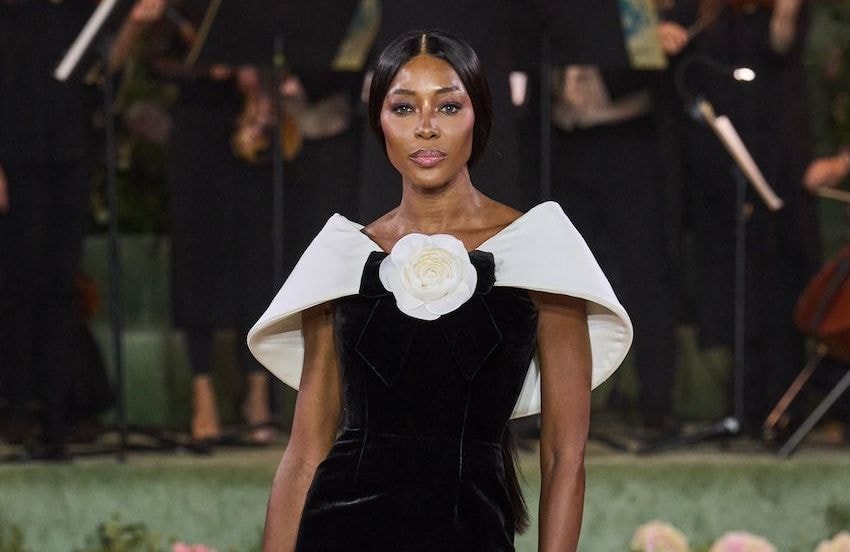 Orchestre, crinolines et roses blanches : Naomi Campbell au cœur d’un moment suspendu à  Londres