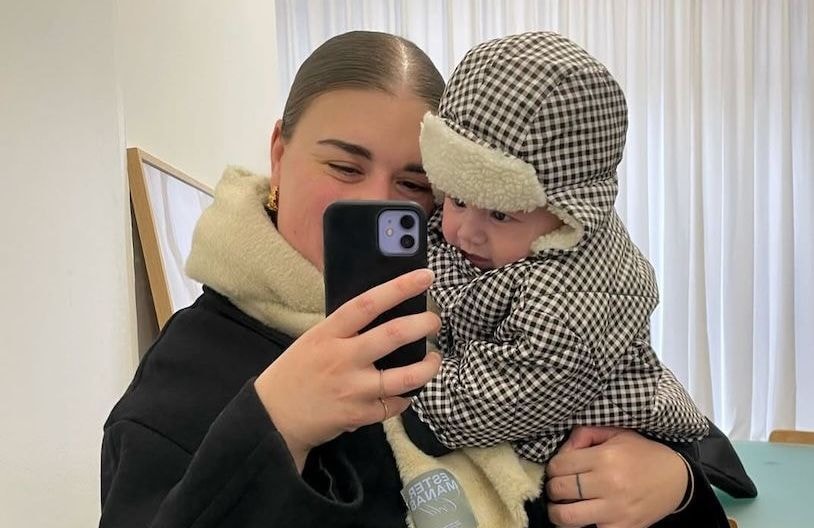 « La maternité et les affaires ne font pas bon ménage » : la créatrice Ester Manas se confie sur sa nouvelle vie de mère