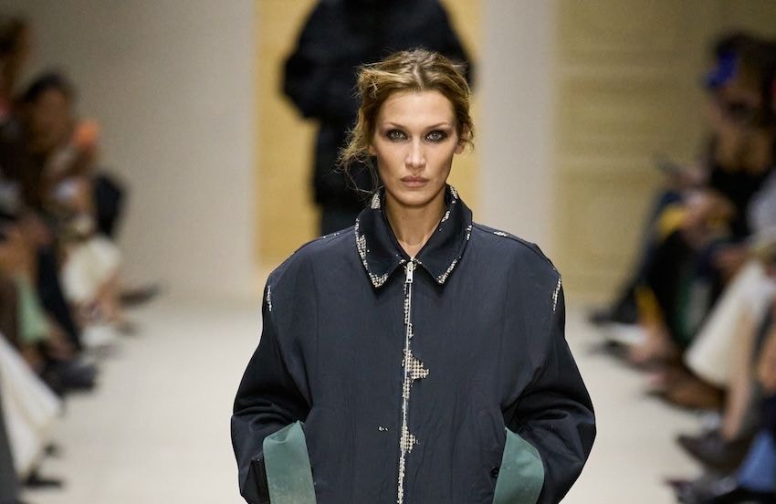Bella Hadid bat un record de passages lors du dernier défilé Prada