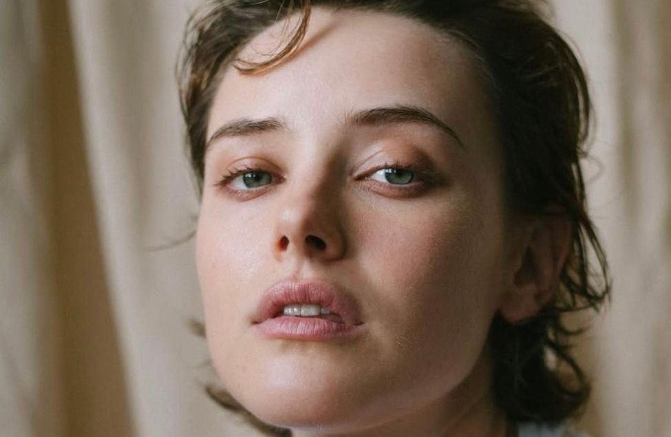 « Winona cut » : qu’est-ce que cette coupe hybride qui sublime les cheveux courts ?