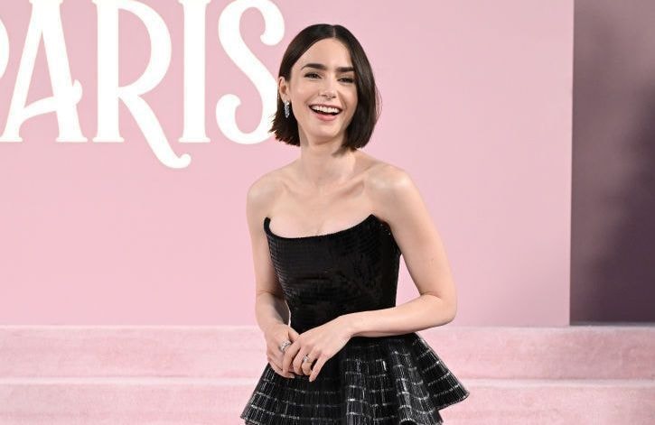 Lily Collins : Tout en brillance et en top peplum, elle fait sensation à la première d’« Emily in Paris »