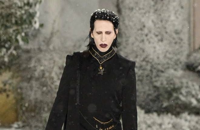 Pour le 8 mars, Marilyn Manson, accusé de violences sexuelles, défile à Paris, le cynisme en bandoulière