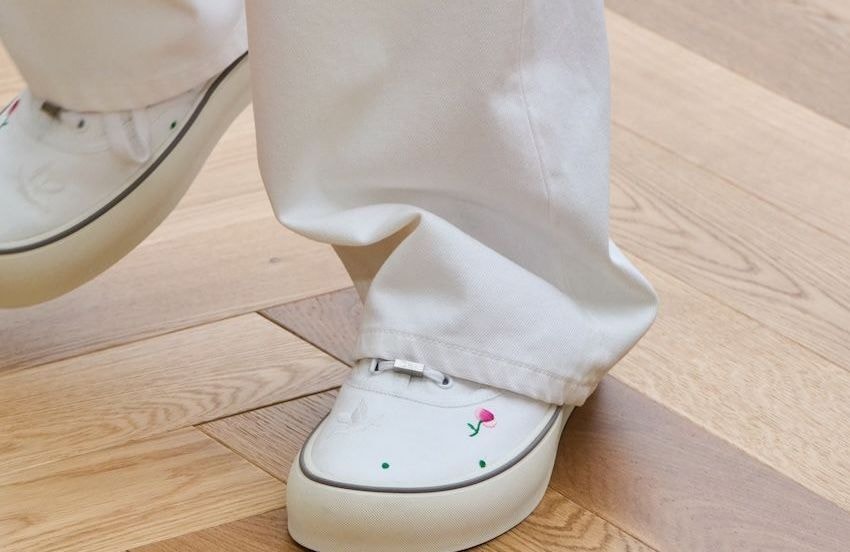 On les portait avec nos jeans à l’école : ces chaussures en toile reviennent pile à temps pour la rentrée