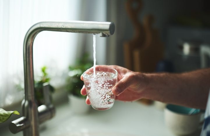 « Du marketing pur et simple » : En plein été, des pastilles surfent sur les mythes autour de l'hydratation