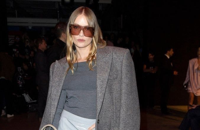 Épaules carrées et jupe vinyle, Camille Razat fait revivre les années 80 au défilé Stella McCartney