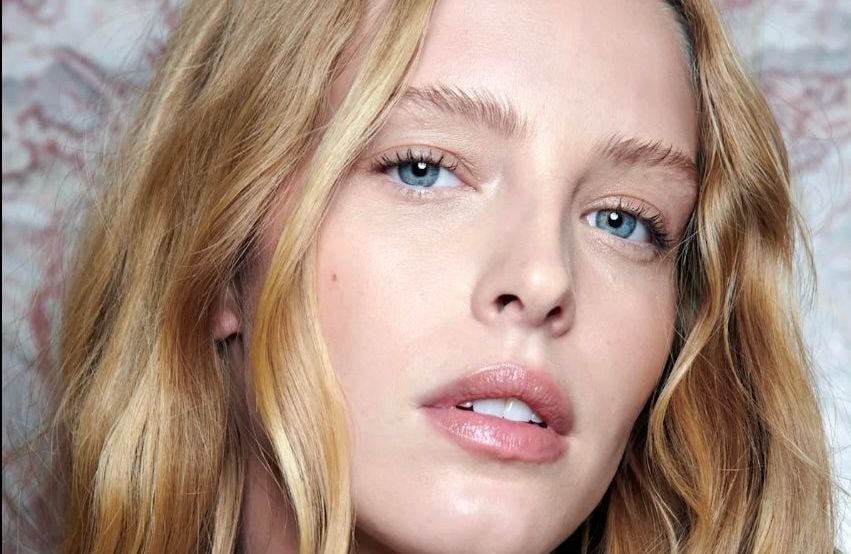 Envie d’une coloration lumineuse au rendu naturel ? Le “blond français” est la nuance la plus flatteuse du moment