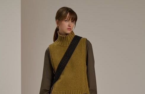 Qu’est-ce que le pull plastron, la pièce dont tout le monde parle ?