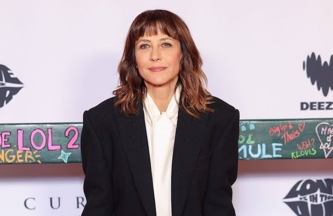 À l’avant-première de « LOL 2.0 », Sophie Marceau prouve que le jean flare est le secret d’une tenue effortless-chic cet hiver