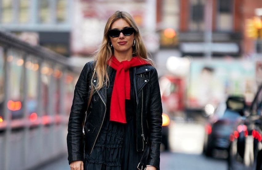 L’effet pull rouge : la tendance aperçue sur toutes les férues de mode cette saison