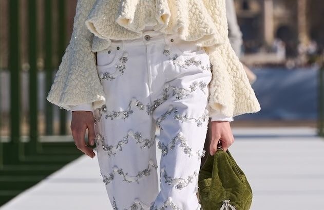 Selon le défilé Dior, voici le jean incontournable que l’on portera toutes l’hiver prochain
