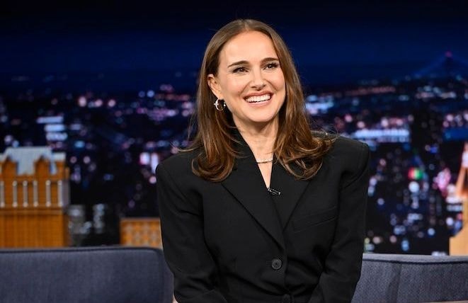 Robe blazer noire, collants et escarpins assortis : Natalie Portman dépoussière le style rétro-chic