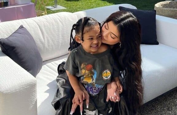 « Tu portais ça ? » : la fille de Kylie Jenner tacle avec humour un look de sa mère sur TikTok