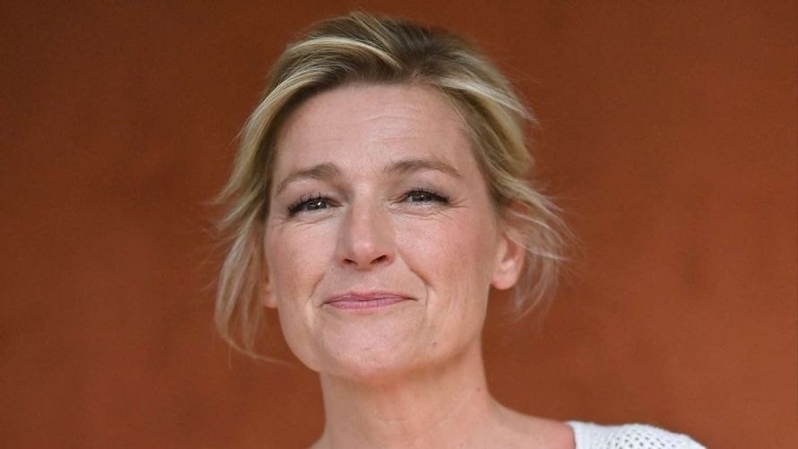 Anne-Elisabeth Lemoine éclate de rire face à un invité de "C à Vous" : son visage hors caméra dévoilé