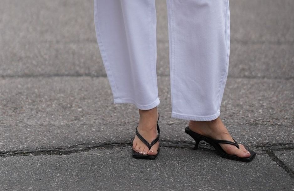 Tongs + jean : l’association cool et décontractée repérée chez les célébrités, que l’on va adorer porter ce printemps