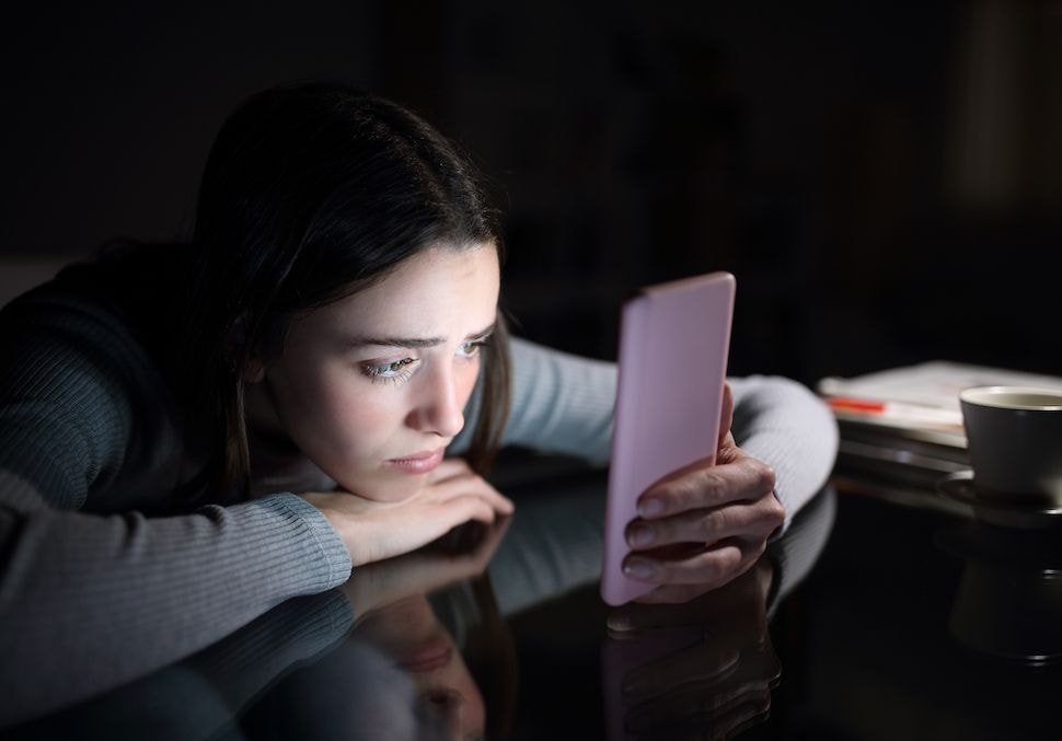 Réseaux sociaux : la santé mentale des jeunes filles affectée plus tôt que celle des garçons ?