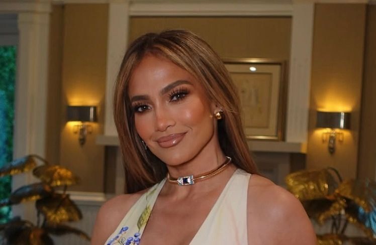 Jennifer Lopez adopte la tendance manucure qu'on verra sur toutes les mains cet automne