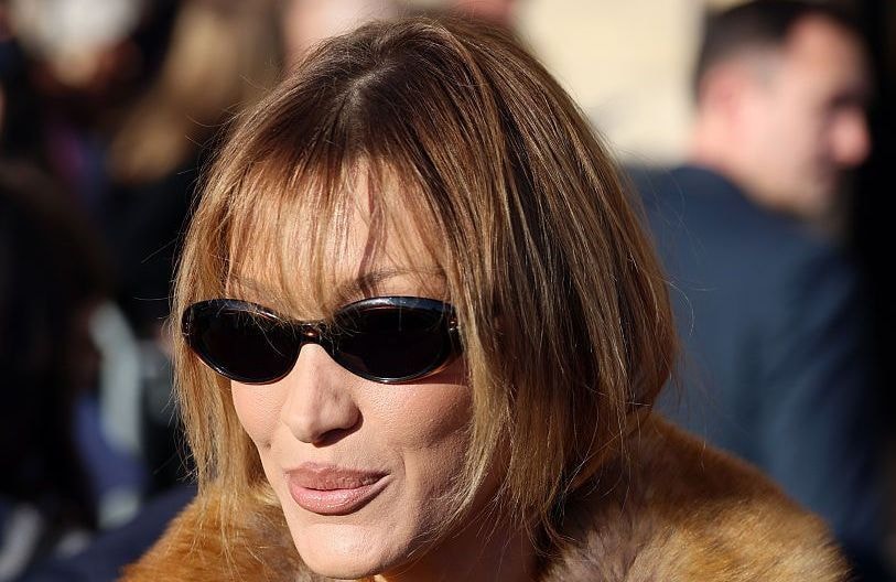 Carré façon année 90 et frange effilée : Bella Hadid s’offre une nouvelle transformation capillaire pour le printemps