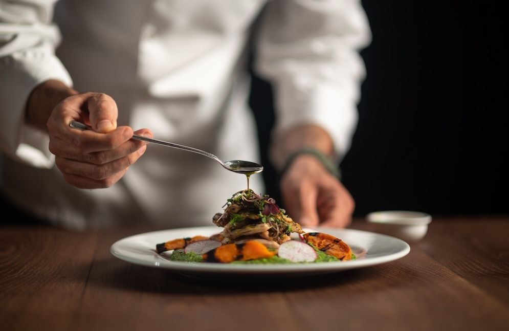 Violences en cuisine : une commission d’enquête demandée par un député
