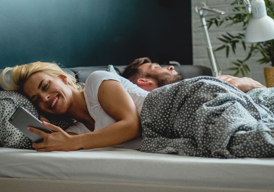 Micro-cheating : jusqu'où peut-on jouer à séduire sans être infidèle ?