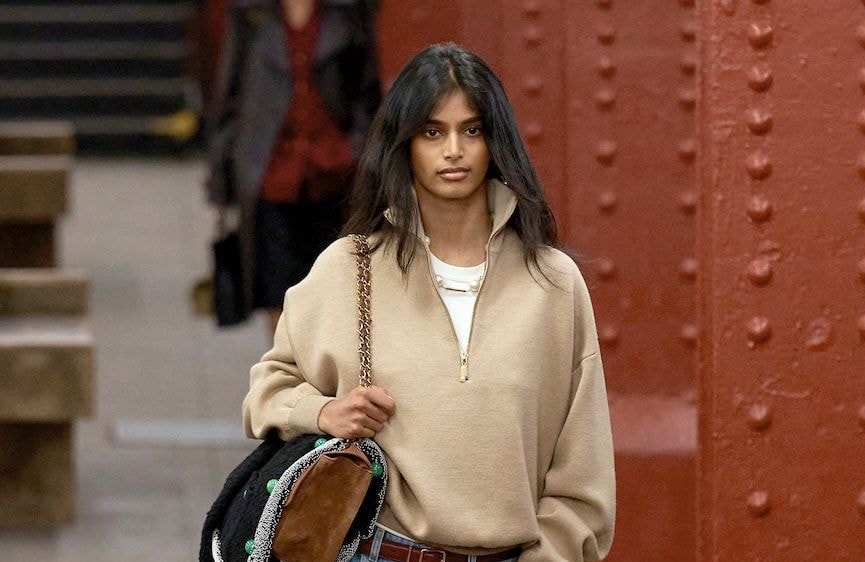Qui est Bhavitha Mandava, le mannequin indien découvert dans le métro à New York et devenue la nouvelle révélation du défilé Chanel ?