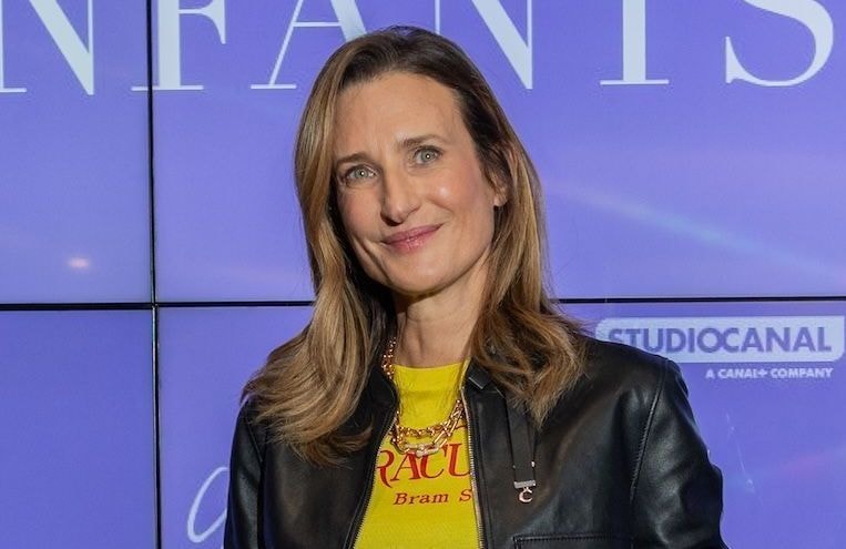 Camille Cottin mise sur cette nuance surprenante pour réchauffer le classique duo blouson en cuir et jean