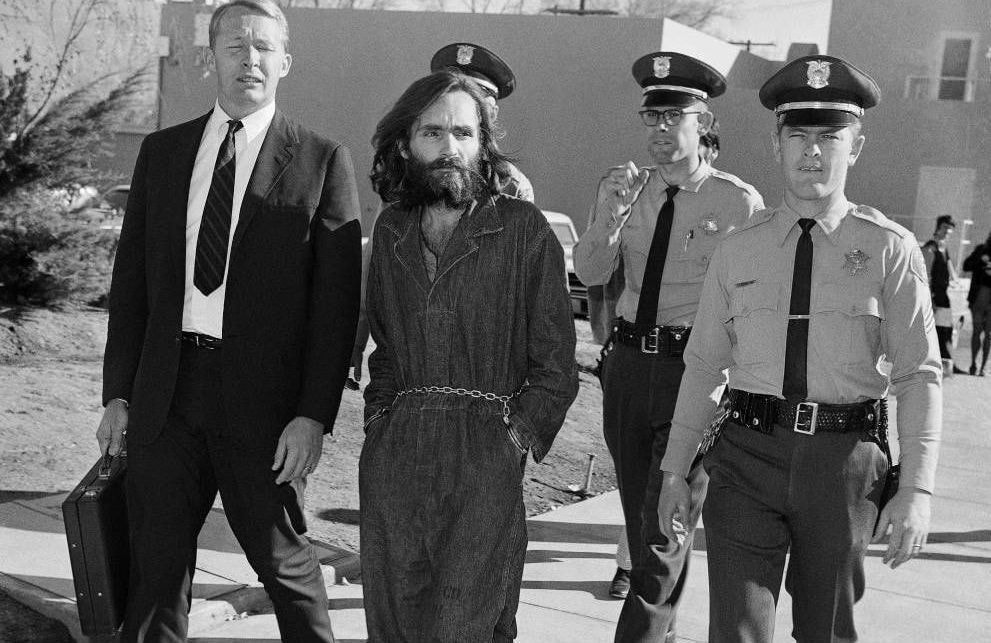 Plongée dans la secte de Charles Manson qui a fait basculer des adolescentes dans le crime