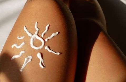 « Sun-tattoo », « burn-lines » ou « tan-lines »: pourquoi ces tendances bronzage sont risquées pour votre peau