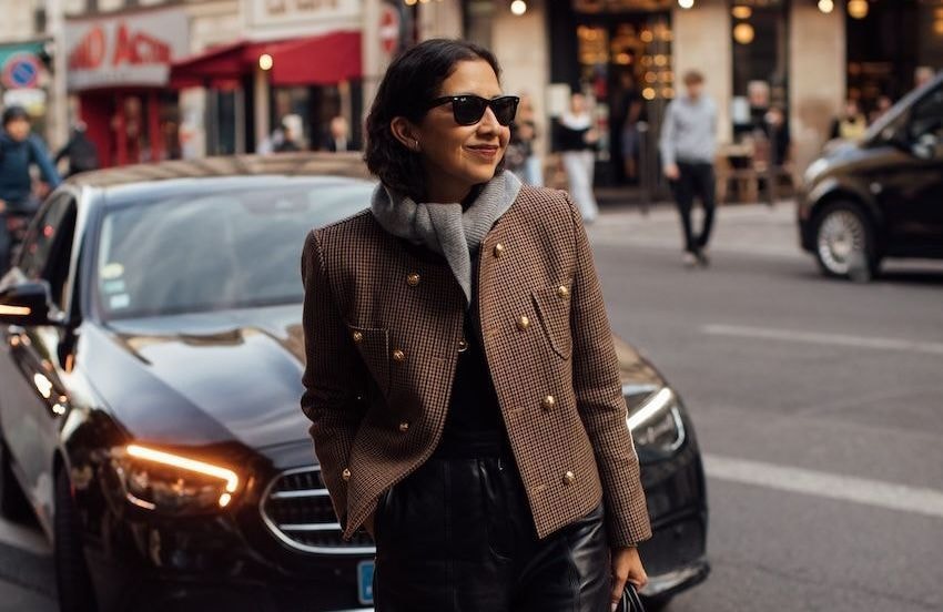 Porter son foulard « à la française » : le geste mode qui séduit cette saison