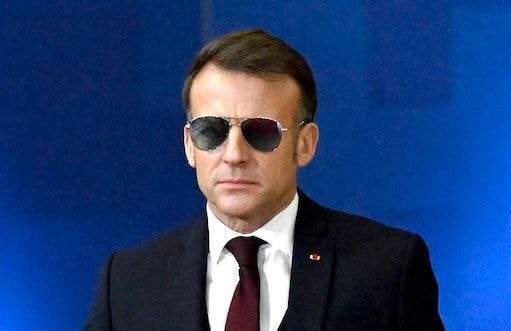 Discours trompeur : pourquoi les lunettes aviateur de Macron sont-elles au cœur d’une polémique ?