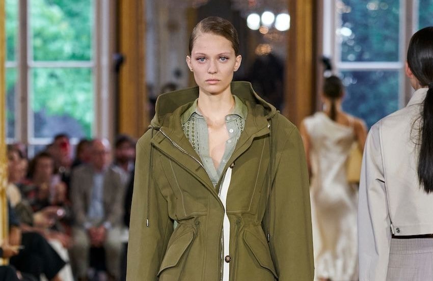 Oubliez le trench : cette pièce pratique devient la tendance mode qui sublime toutes nos tenues cet automne